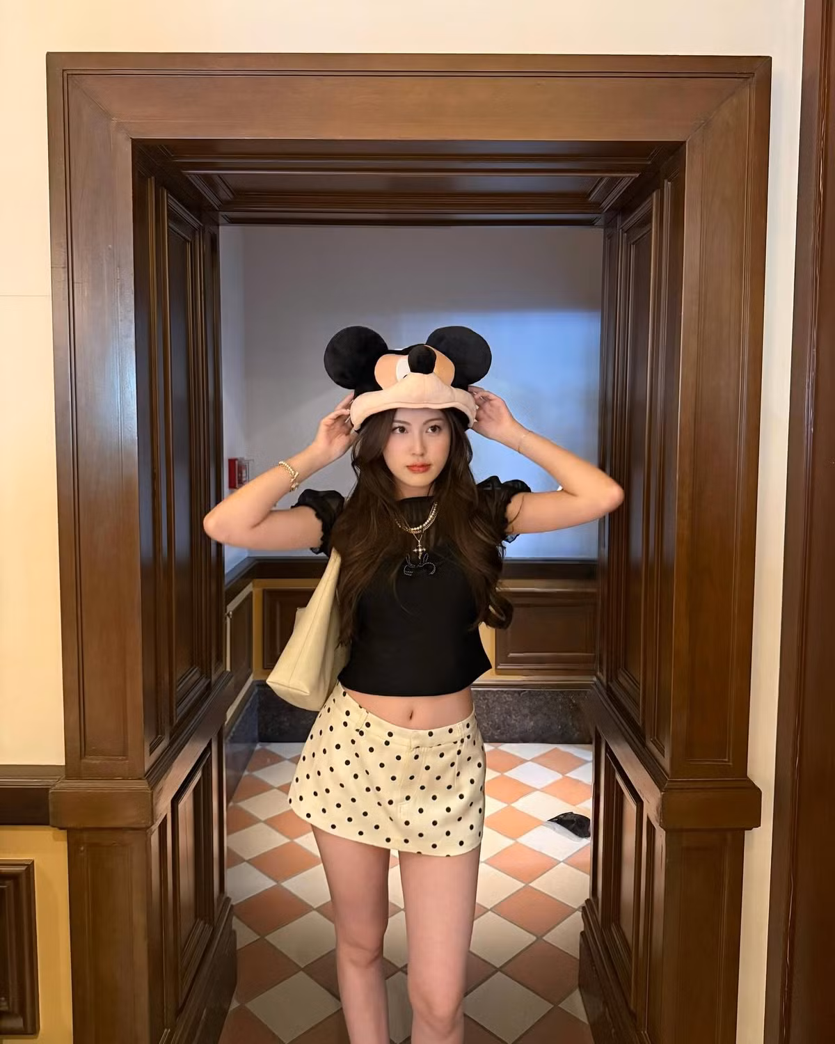 Mỹ Hàn cũng khéo kết hợp với một số phụ kiện kim loại khiến tổng thể thêm phần ấn tượng.