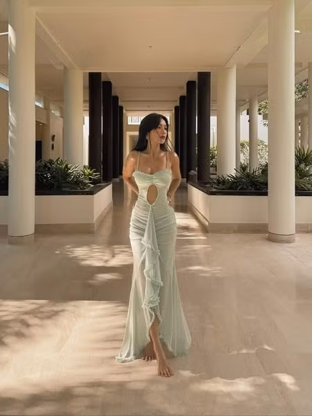 Trong bộ ảnh mới được chia sẻ, Sĩ Thanh khoe trọn thân hình đồng hồ cát quyến rũ trong một chiếc đầm maxi màu xanh bạc hà xuyên thấu, với chi tiết cut-out vô cùng ấn tượng. (Ảnh: FBNV)