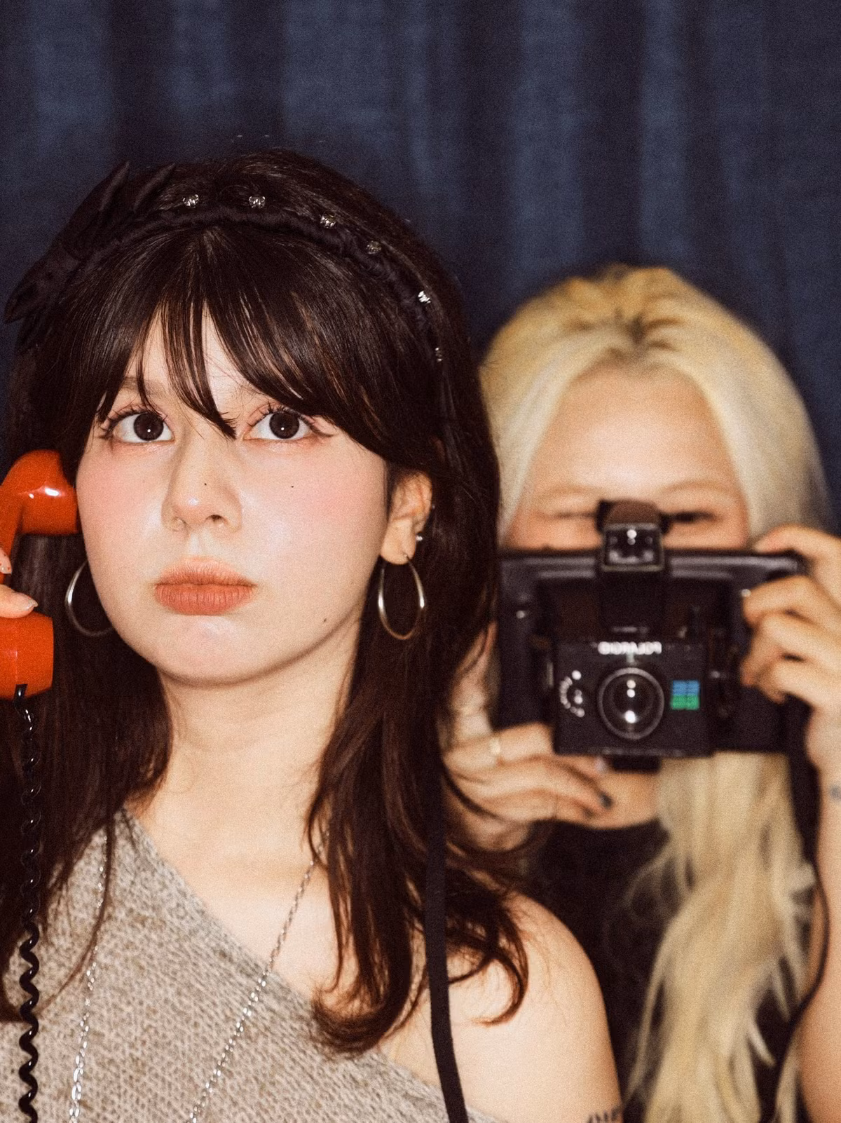 Sự đa dạng về cảm xúc chính là yếu tố làm nên sức hấp dẫn của bộ ảnh. Nếu như ở một số khoảnh khắc, Ebra Lê thể hiện sự trầm tư, cuốn hút khi tựa tay lên cằm hay cầm chiếc điện thoại bàn màu đỏ, thì ngay sau đó, cô lại bùng nổ với nụ cười rạng rỡ, tít mắt, truyền tải năng lượng tích cực và tươi sáng. (Ảnh: FBNV)