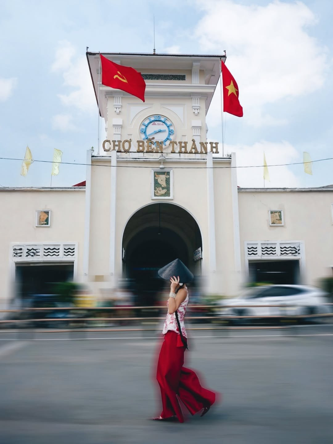 Sự kết hợp giữa nét kiêu sa của bộ đồ "tiểu thư" và cái nhộn nhịp, bụi bặm của khu chợ tạo nên một sức hút thị giác đặc biệt. (Ảnh IGNV)