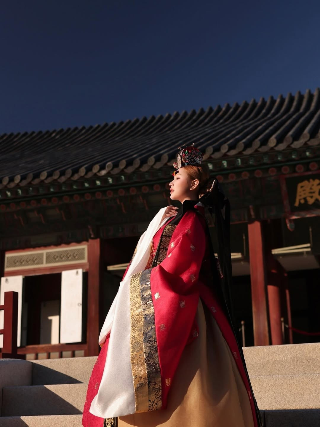 Thời điểm Xoài Non đến Hàn Quốc là vào thời điểm giao mùa, khi tiết trời se lạnh cùng khung cảnh lá vàng, lá đỏ rực rỡ, tạo nên một bối cảnh tuyệt đẹp cho bộ ảnh.(Ảnh: IGNV)