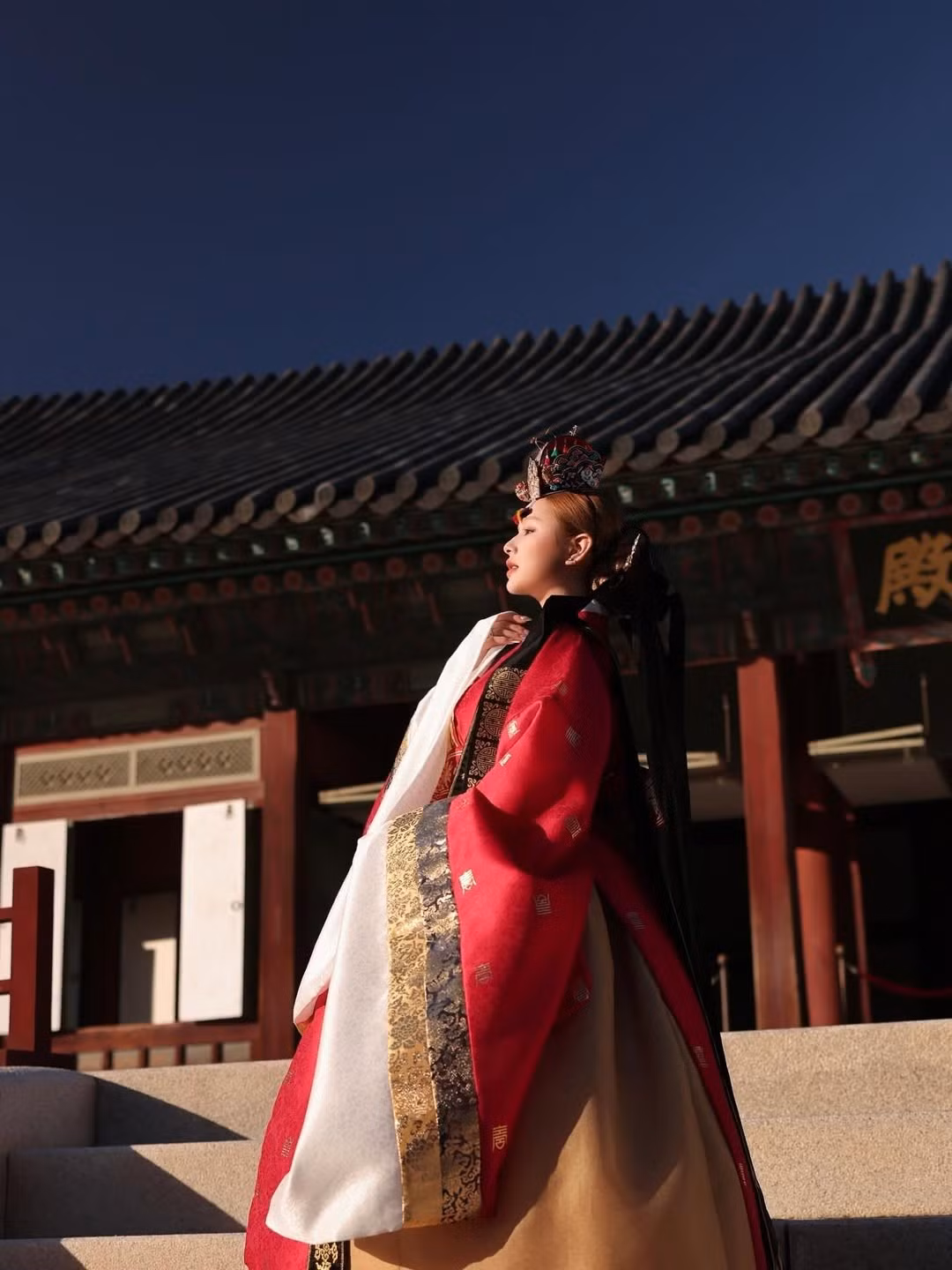 Thời điểm Xoài Non đến Hàn Quốc là vào thời điểm giao mùa, khi tiết trời se lạnh cùng khung cảnh lá vàng, lá đỏ rực rỡ, tạo nên một bối cảnh tuyệt đẹp cho bộ ảnh.(Ảnh: IGNV)