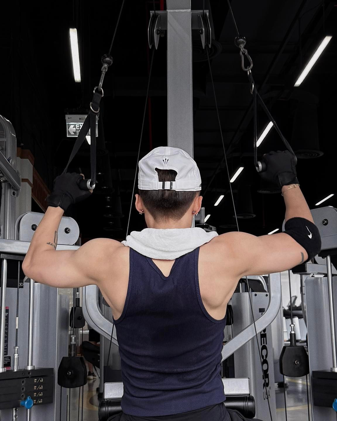 Trong một số khoảnh khắc, nhiều người còn tinh ý nhận ra Sơn Tùng dạo này "cơ bắp" thấy rõ. Chứng tỏ đây không chỉ là những tấm hình để "sống ảo" mà anh chàng đã thực sự nghiêm túc và chăm chỉ trong việc luyện tập.