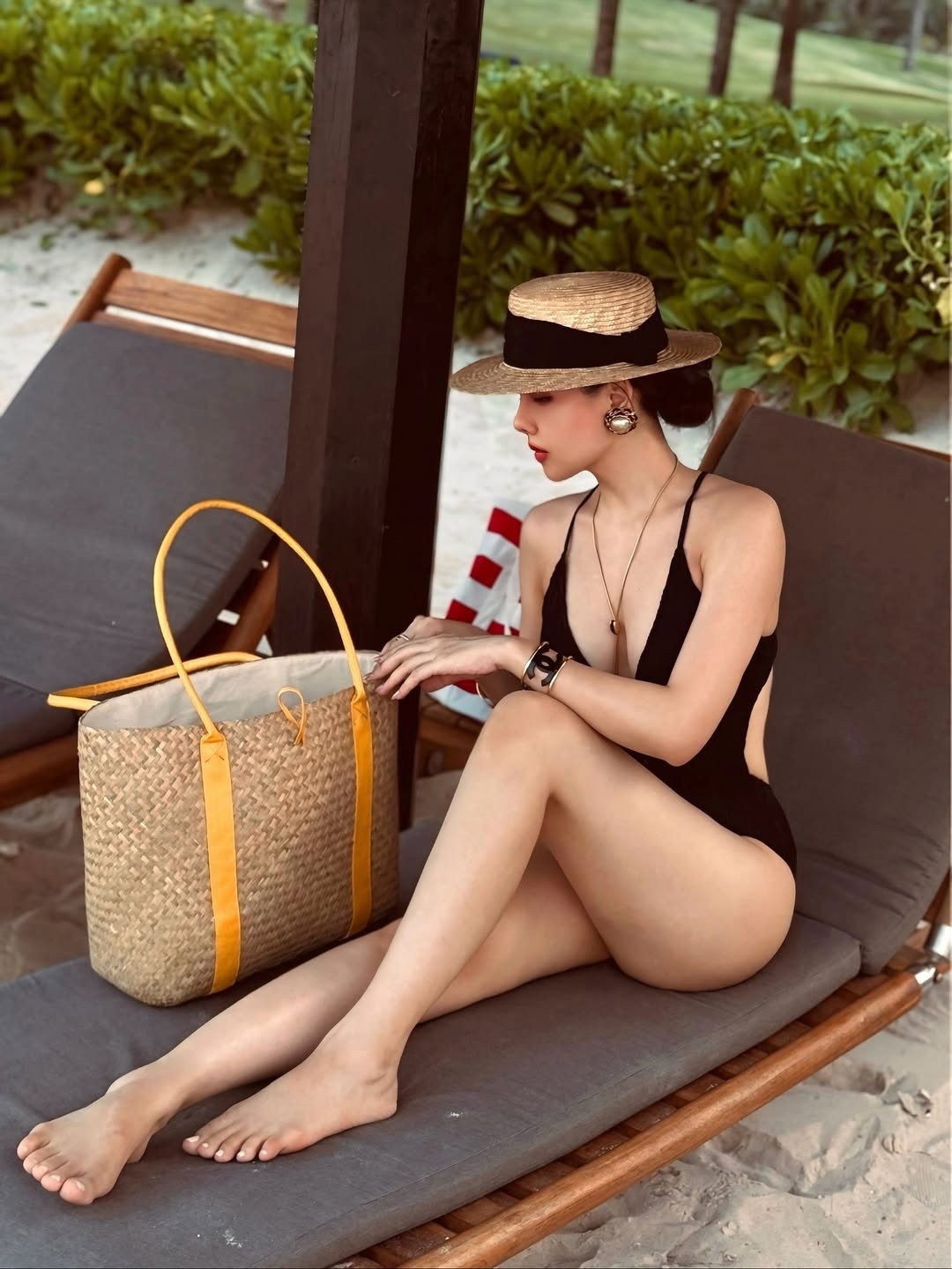 Lần này Phanh Lee chọn một thiết kế bikini một mảnh màu đen đầy tinh tế. Bộ đồ với những đường cut-out nhẹ nhàng ở eo không chỉ giúp cô khoe được vòng eo thon gọn, mà còn làm tôn lên vẻ đẹp thanh lịch, sang trọng. (Ảnh: IGNV)