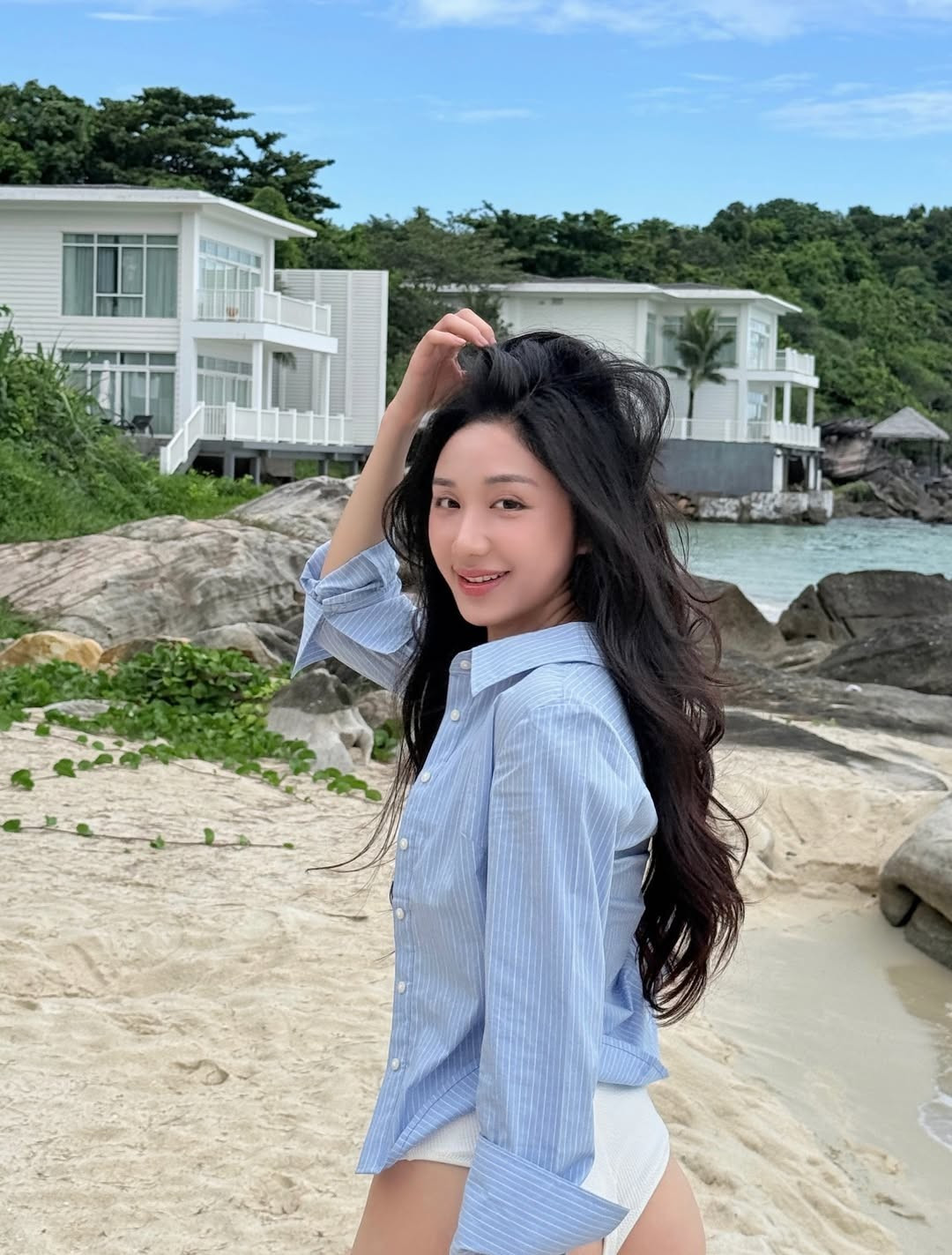 Cô nàng còn ghi điểm bởi gu thời trang cực kỳ có "gu" khi kết hợp với những phụ kiện cá tính như chiếc mũ lưỡi trai cách điệu cùng kính mát sành điệu, giúp set đồ bãi biển trở nên bụi bặm, năng động hơn. (Ảnh: IGNV)