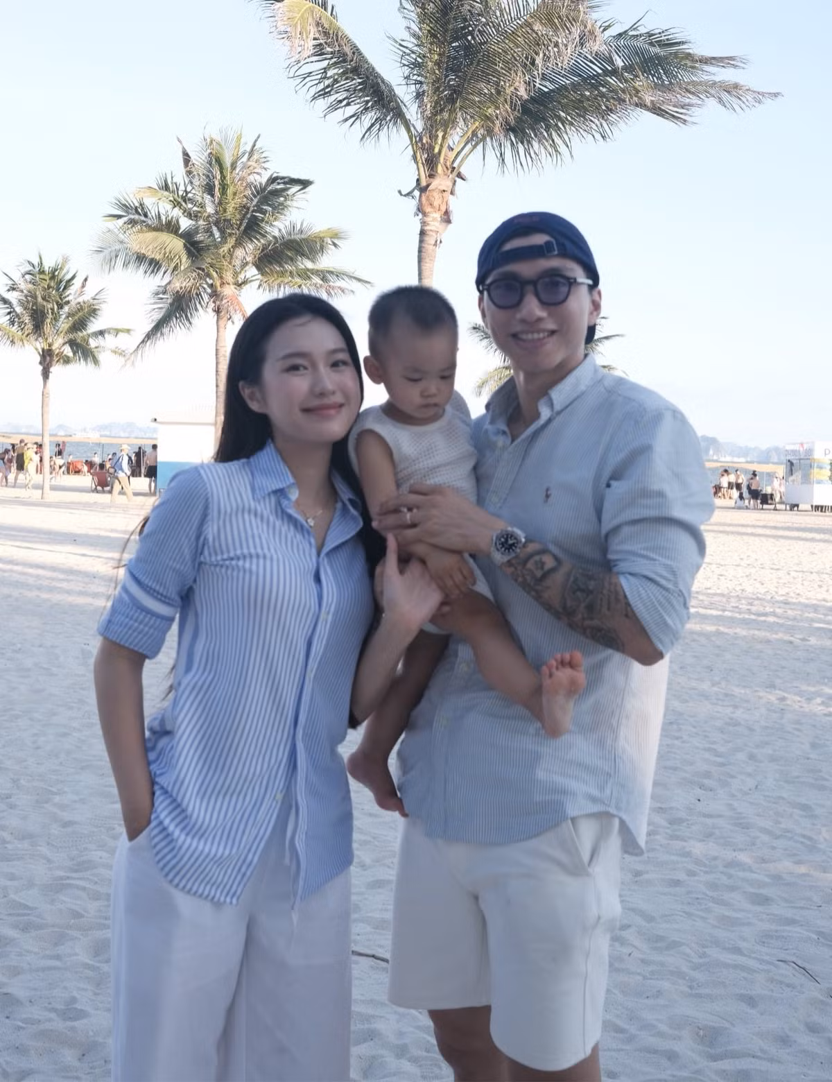 Trên trang cá nhân, Doãn Hải My cũng đăng tải bộ ảnh trong chuyến đi này cùng ông xã và con trai.