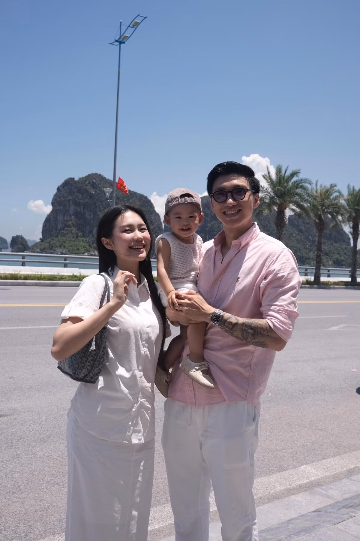 Trong loạt ảnh, Văn Hậu diện áo sơ mi hồng kết hợp quần trắng dài, trong khi bà xã Hải My diện set đồ trắng năng động.