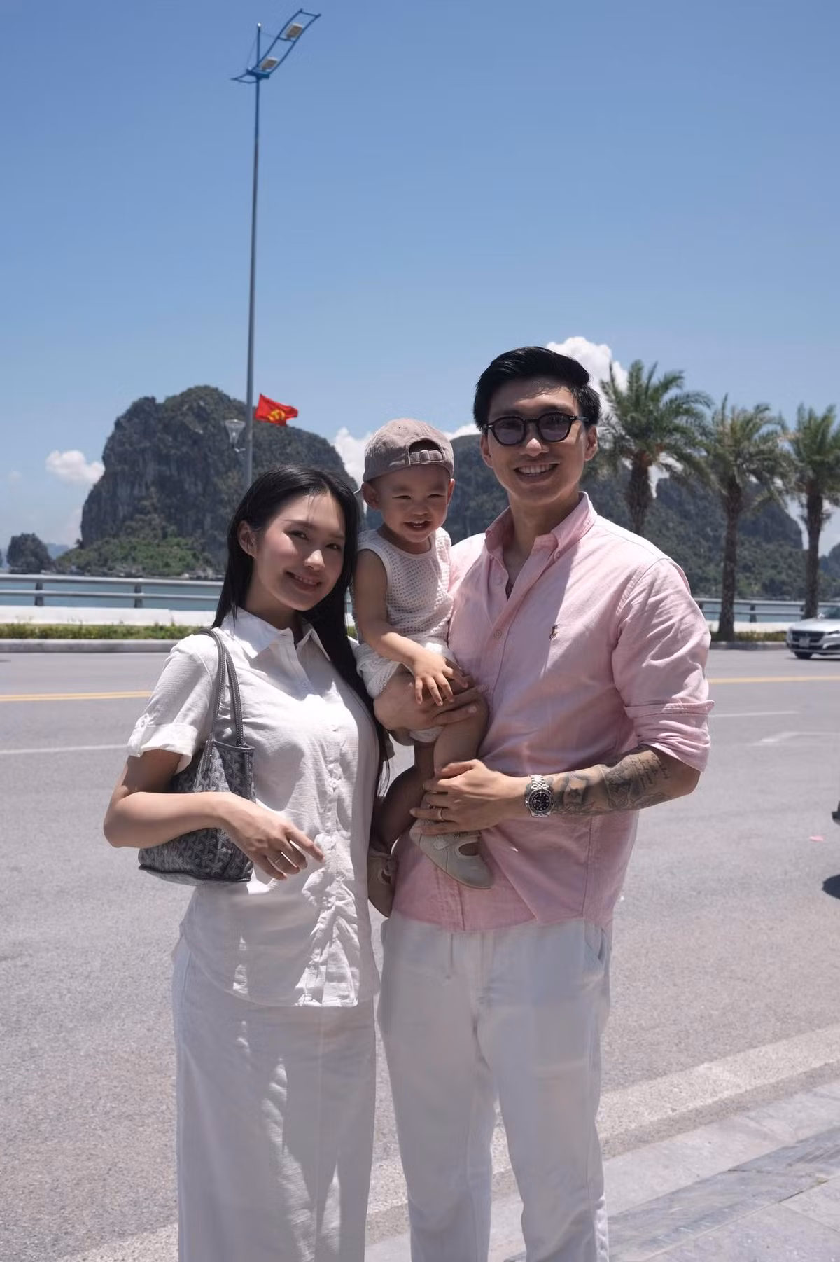 Mới đây, Đoàn Văn Hậu đăng tải loạt ảnh đời thường cùng vợ và con trai trong chuyến du lịch biển Quảng Ninh. Động thái này của anh được nhiều người quan tâm, đặc biệt khi tin đồn hậu vệ của Công an Hà Nội sắp trở lại sân cỏ sau thời gian dài nghỉ thi đấu vì chấn thương.