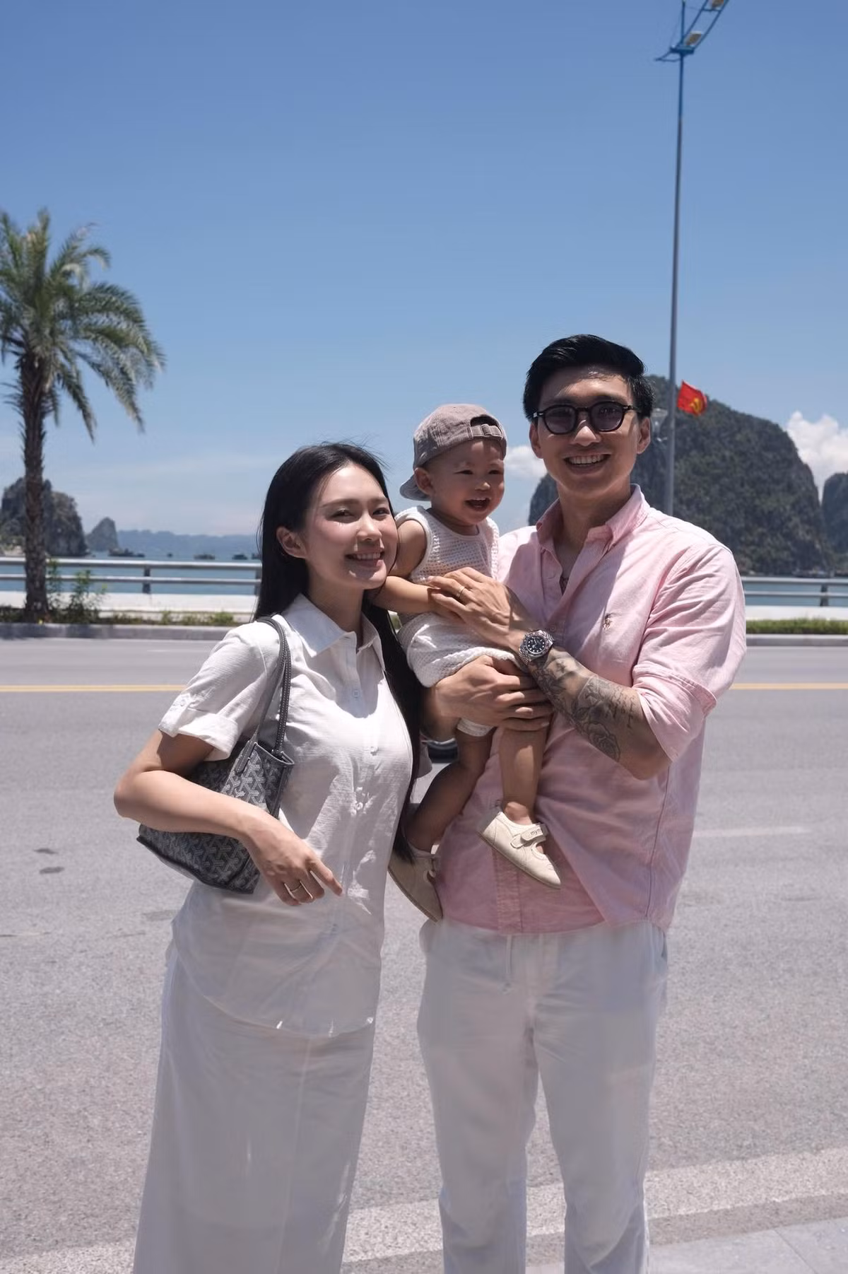 Gương mặt Văn Hậu thể hiện sự thoải mái, thư giãn sau quãng thời gian điều trị và hồi phục chấn thương kéo dài.