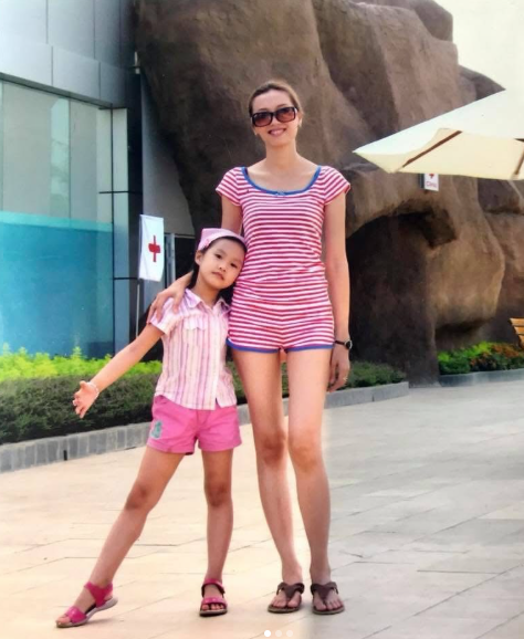 Nhân dịp sinh nhật Doãn Hải My, mẹ của cô nàng - bà Mai Đoàn đã đăng tải những bức ảnh cũ trên trang cá nhân kèm dòng caption ngắn gọn: “Chúc mừng sinh nhật chị cả.” Loạt ảnh này ngay lập tức thu hút sự chú ý của cộng đồng mạng, không chỉ vì khoảnh khắc đáng yêu của hai mẹ con mà còn vì nhan sắc nổi bật của bà Mai Đoàn thời còn trẻ.