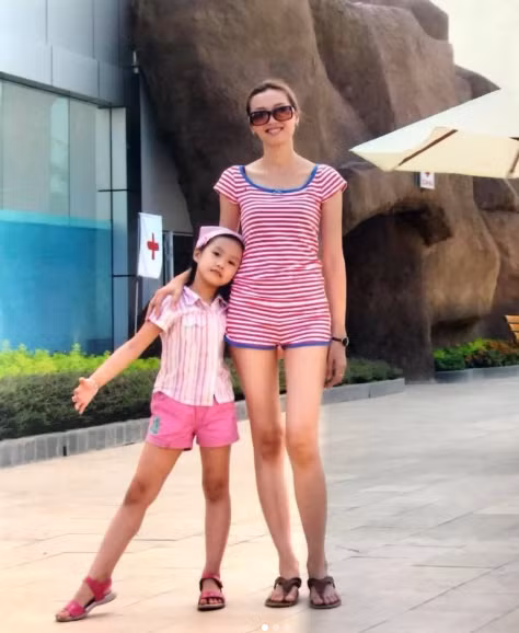 Nhân dịp sinh nhật Doãn Hải My, mẹ của cô nàng - bà Mai Đoàn đã đăng tải những bức ảnh cũ trên trang cá nhân kèm dòng caption ngắn gọn: “Chúc mừng sinh nhật chị cả.” Loạt ảnh này ngay lập tức thu hút sự chú ý của cộng đồng mạng, không chỉ vì khoảnh khắc đáng yêu của hai mẹ con mà còn vì nhan sắc nổi bật của bà Mai Đoàn thời còn trẻ.