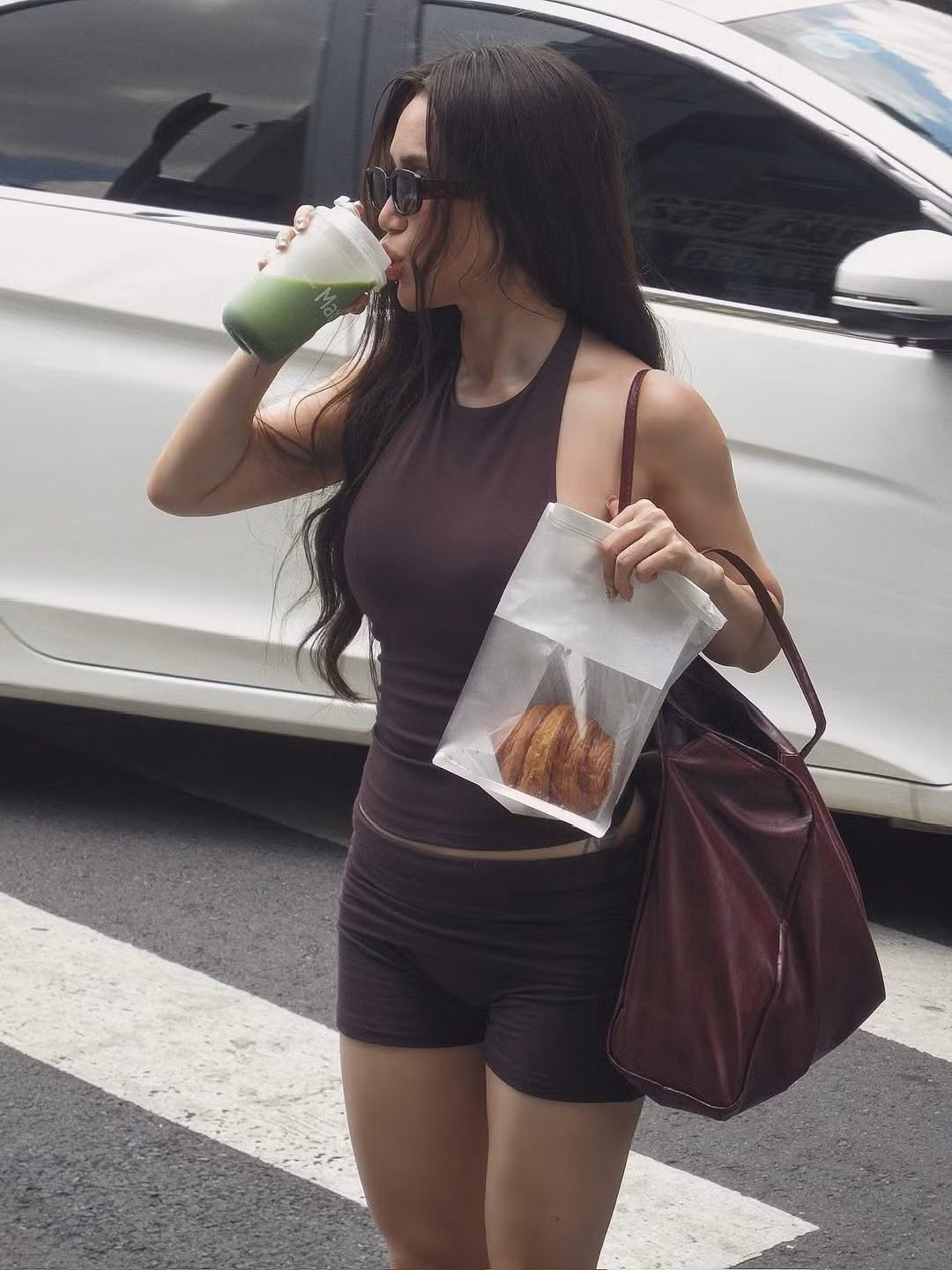 Chiếc kính râm gọng tối màu sành điệu, thời trang giúp tăng thêm vẻ ngoài bí ẩn, cuốn hút cho diện mạo. (Ảnh: IGNV)