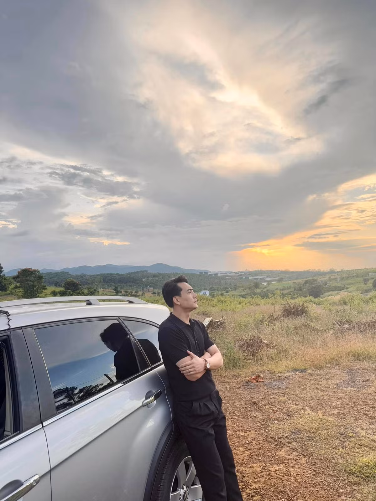 Trang phục này không chỉ làm nổi bật vẻ ngoài trẻ trung mà còn tạo cảm giác thoải mái, gần gũi. (Ảnh: FBNV)