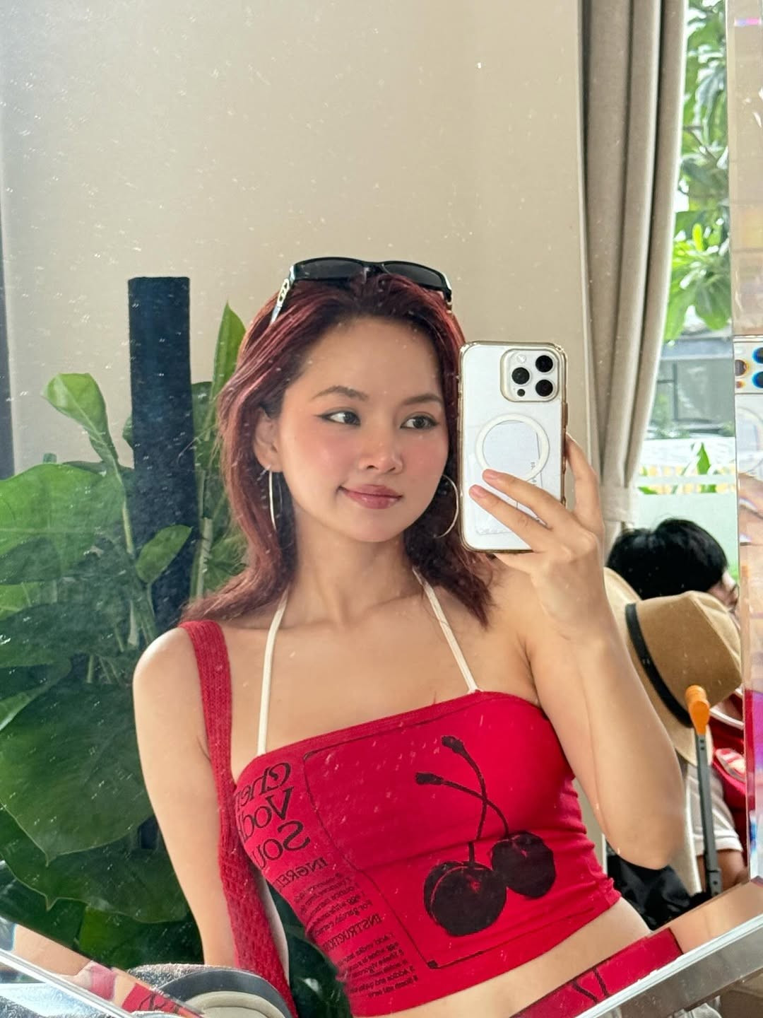 Đặc biệt, mái tóc đỏ nổi bật cùng lối trang điểm quyến rũ càng làm tăng thêm vẻ ngoài cá tính, cuốn hút của nữ ca sĩ.