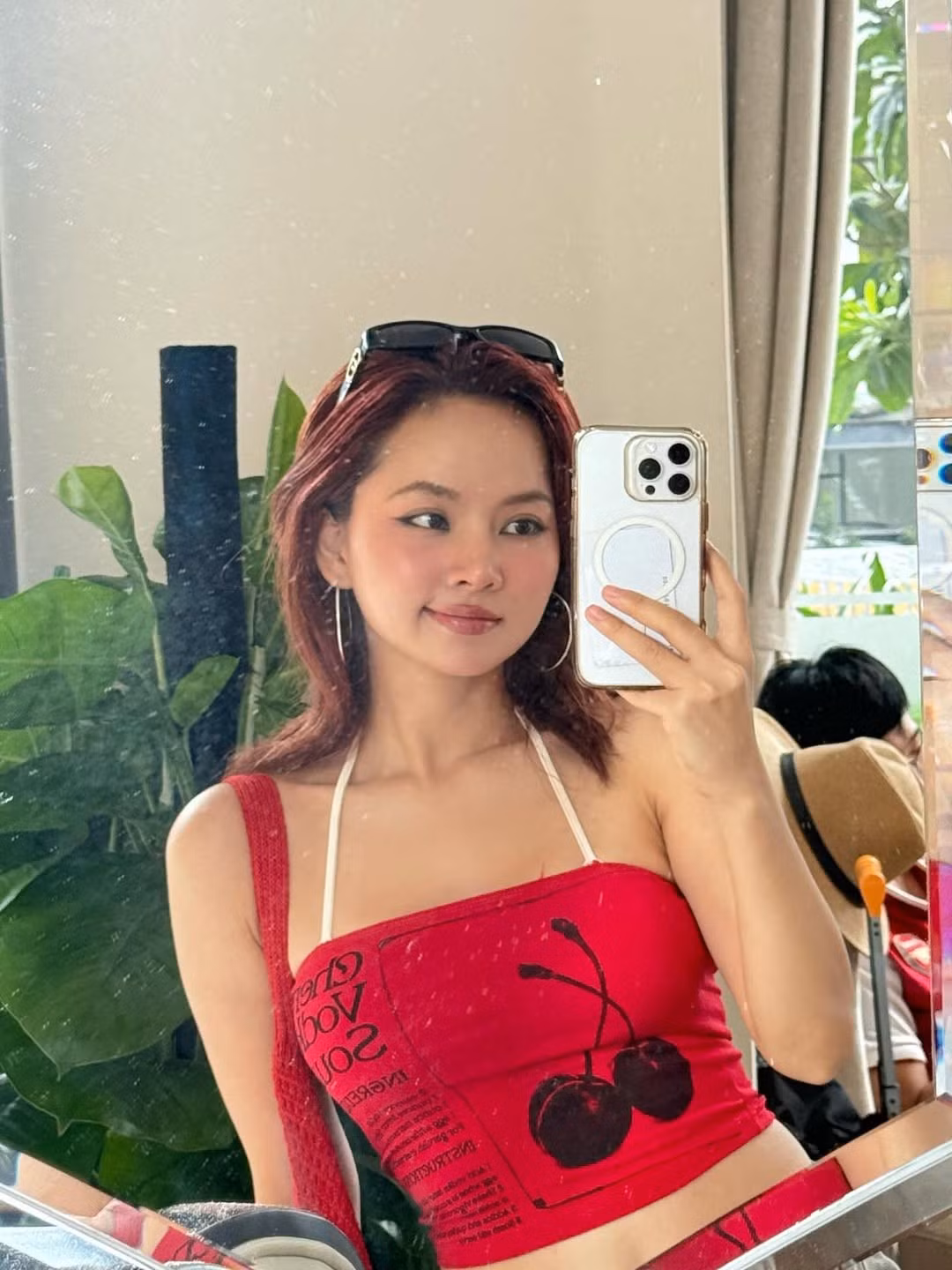 Đặc biệt, mái tóc đỏ nổi bật cùng lối trang điểm quyến rũ càng làm tăng thêm vẻ ngoài cá tính, cuốn hút của nữ ca sĩ.