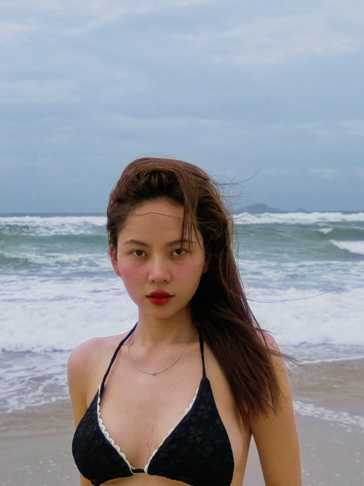 Tuy nhiên, nữ ca sĩ thường xuyên phải đối mặt với ý kiến trái chiều vì gu ăn mặc bị khán giả nhận xét "xấu thảm họa".