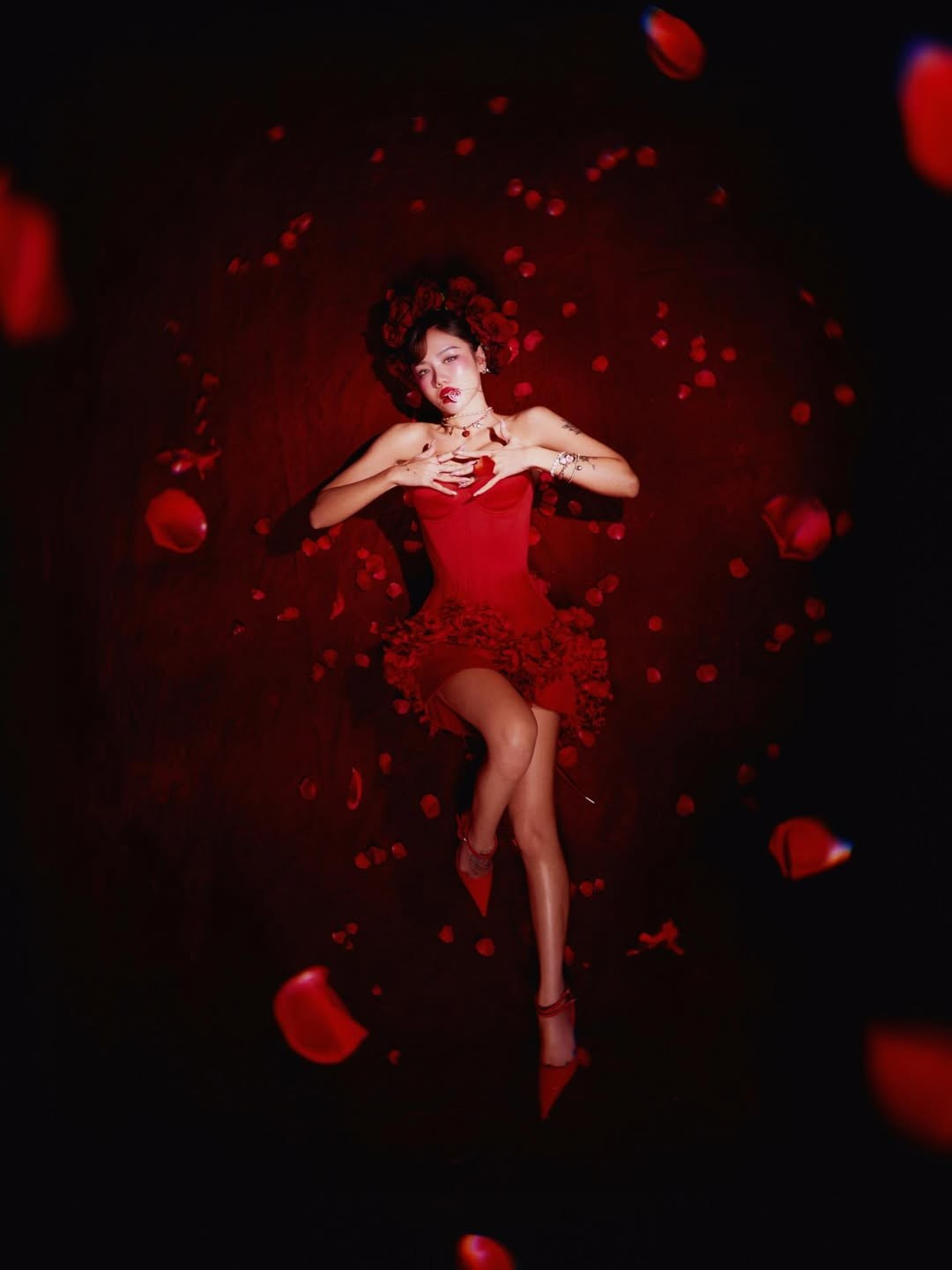 Mới đây, nữ ca sĩ Phương Ly vừa đăng tải loạt ảnh đầy lôi cuốn với concept mang sắc đỏ chủ ddapoj. Với dòng trạng thái đầy ngọt ngào: "February 14 is coming…. Babi, make a wish" (tạm dịch: 14/2 đang đến gần rồi...cục cưng ơi ước 1 điều đi nào), nữ ca sĩ không chỉ gửi lời chào đến mùa yêu mà còn khẳng định phong độ nhan sắc ngày càng thăng hạng. (Ảnh: IGNV)