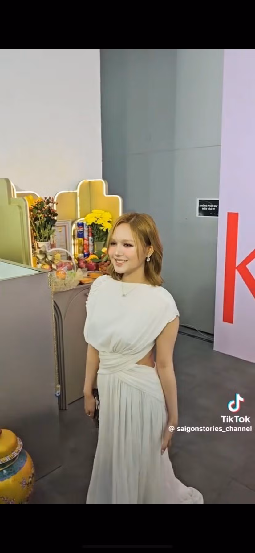 Theo đó, qua camera thường, quay từ góc phía sau, phần lưng và thắt eo của Xoài Non được nhận xét là đầy đặn, có vẻ đã tăng cân không ít. Sở dĩ netizen bất ngờ bởi những khoảnh khắc này không giống như hình ảnh khoe body bốc lửa "không vết xước" mà hot girl đăng tải lên MXH mới đây.