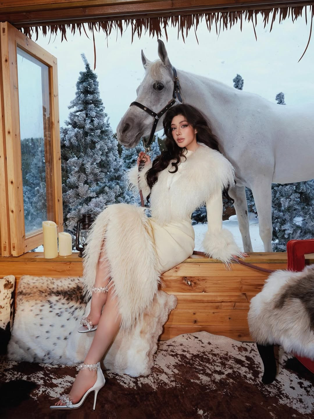 Một bộ phận cư dân mạng lại cho rằng bộ trang phục có phần quá "mát mẻ" và không phù hợp với ý nghĩa của ngày lễ Giáng sinh. Việc kết hợp hình tượng thỏ gợi cảm với bà già Noel bị coi là làm mất đi nét ấm cúng, thánh thiện vốn có của dịp lễ này. (Ảnh: IGNV)