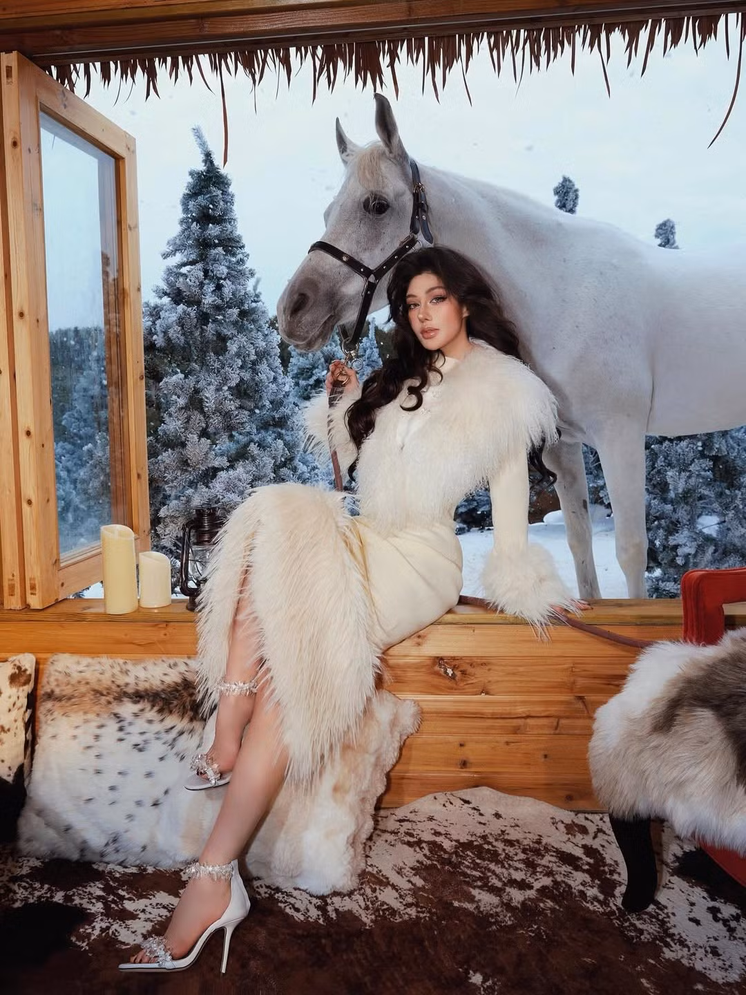 Một bộ phận cư dân mạng lại cho rằng bộ trang phục có phần quá "mát mẻ" và không phù hợp với ý nghĩa của ngày lễ Giáng sinh. Việc kết hợp hình tượng thỏ gợi cảm với bà già Noel bị coi là làm mất đi nét ấm cúng, thánh thiện vốn có của dịp lễ này. (Ảnh: IGNV)