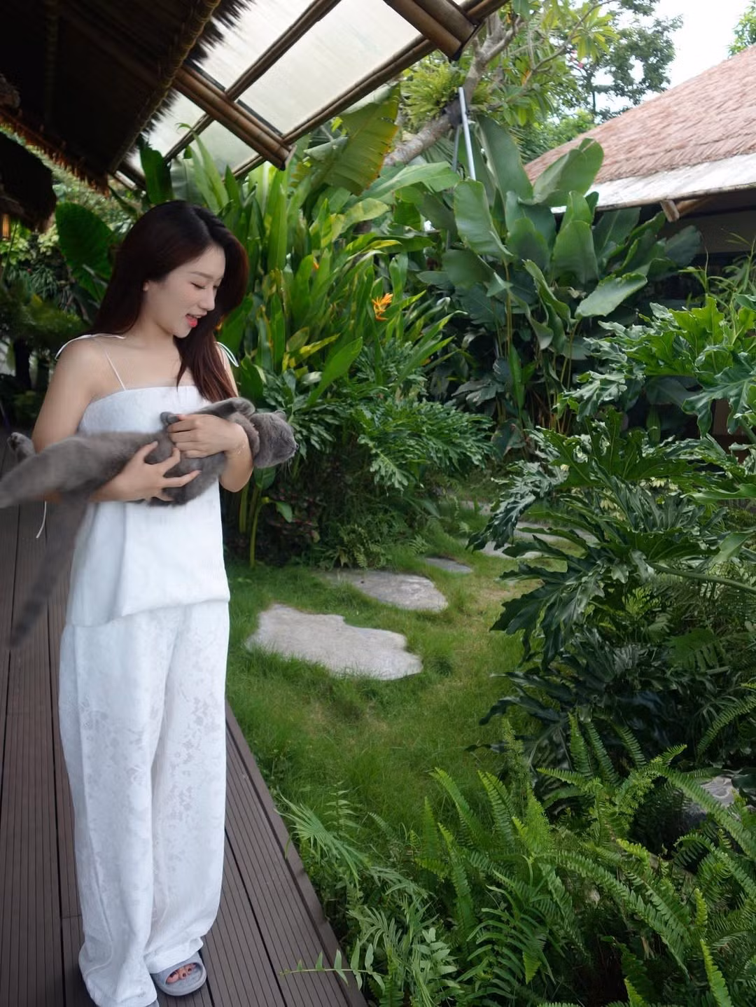 Trong cùng một bộ ảnh, Linh Nắng đã thể hiện được nhiều phong cách khác nhau. Từ vẻ đẹp trong trẻo, ngây thơ trong trang phục trắng đến sự quyến rũ, gợi cảm với bodysuit ấn tượng. (Ảnh: IGNV)