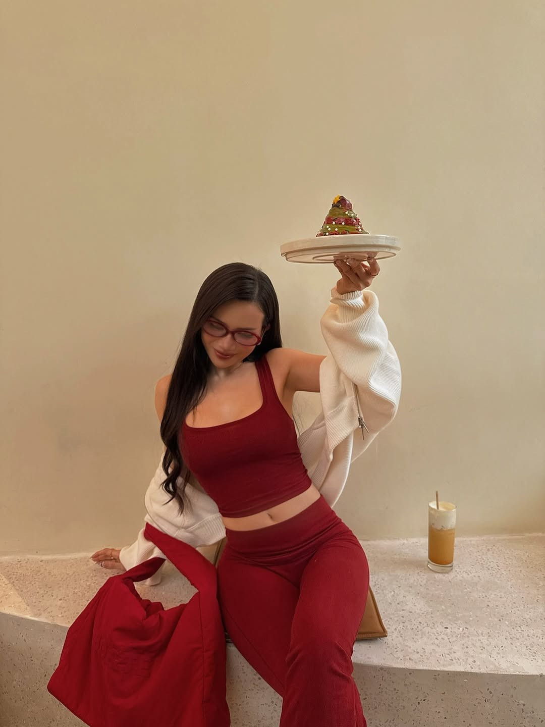 Để tự tin diện những bộ cánh "khó nhằn" này, Sĩ Thanh đã trải qua một quá trình tập luyện và giữ gìn vóc dáng vô cùng nghiêm ngặt. Cô là một trong những mỹ nhân Việt nổi tiếng với niềm đam mê Yoga và Gym. (Ảnh: IGNV)