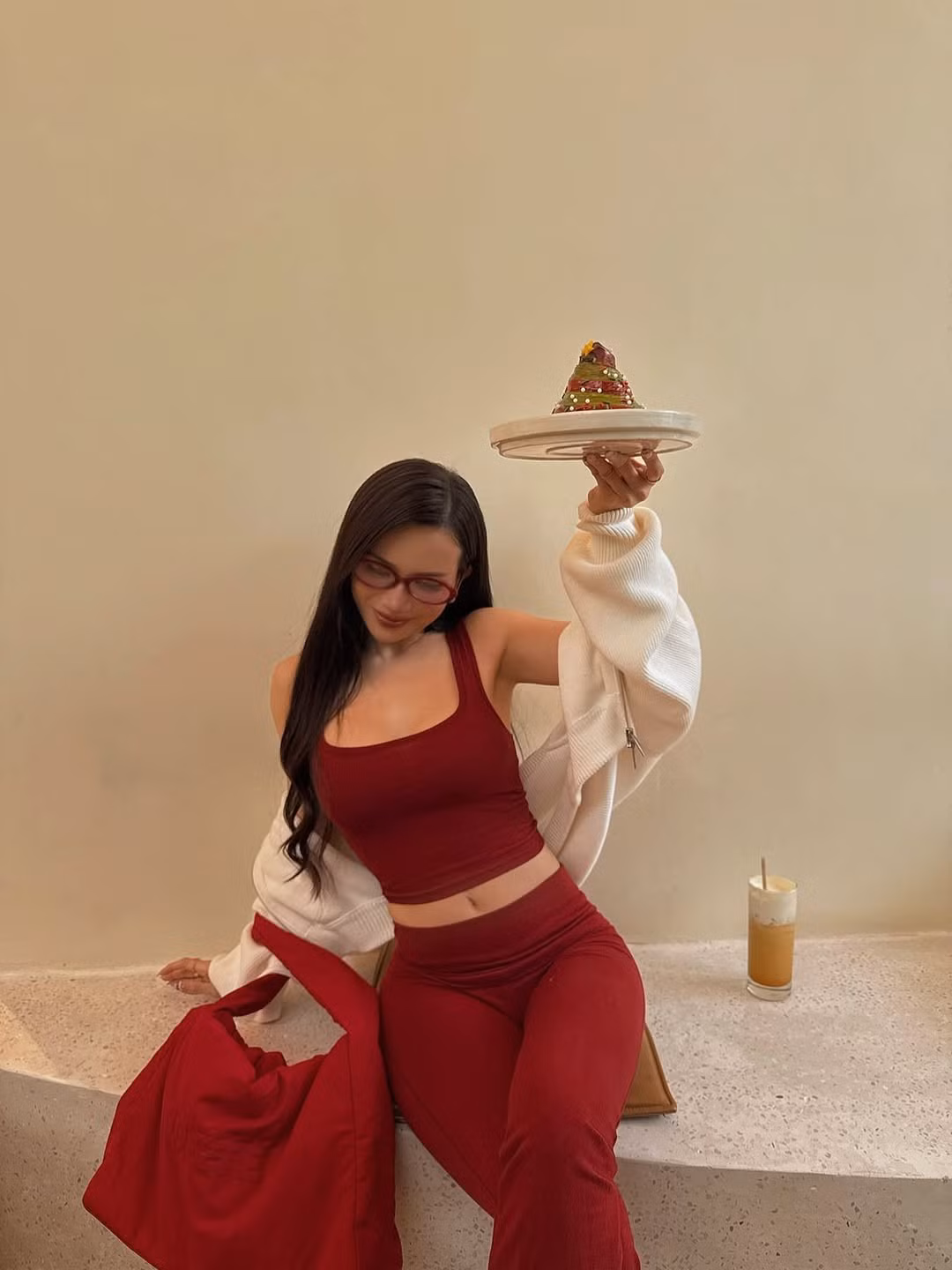 Để tự tin diện những bộ cánh "khó nhằn" này, Sĩ Thanh đã trải qua một quá trình tập luyện và giữ gìn vóc dáng vô cùng nghiêm ngặt. Cô là một trong những mỹ nhân Việt nổi tiếng với niềm đam mê Yoga và Gym. (Ảnh: IGNV)