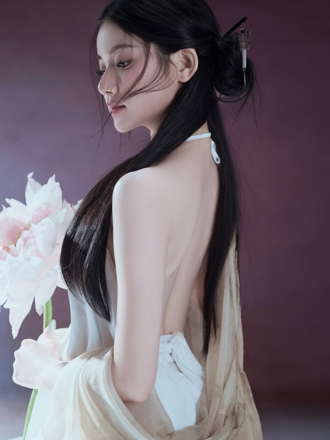 Mới đây, "hot girl mukbang" Quỳnh Trương lại một lần nữa khiến cộng đồng mạng chao đảo khi tung ra bộ ảnh mang phong cách thần tiên, thanh khiết. (Ảnh: IGNV)