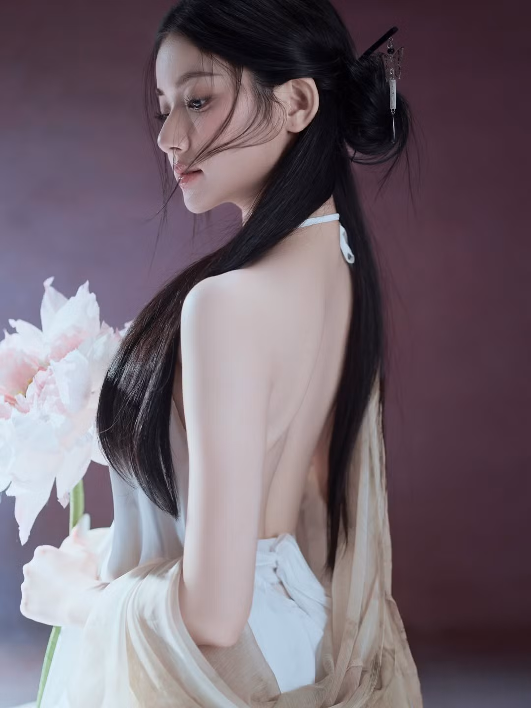 Mới đây, "hot girl mukbang" Quỳnh Trương lại một lần nữa khiến cộng đồng mạng chao đảo khi tung ra bộ ảnh mang phong cách thần tiên, thanh khiết. (Ảnh: IGNV)