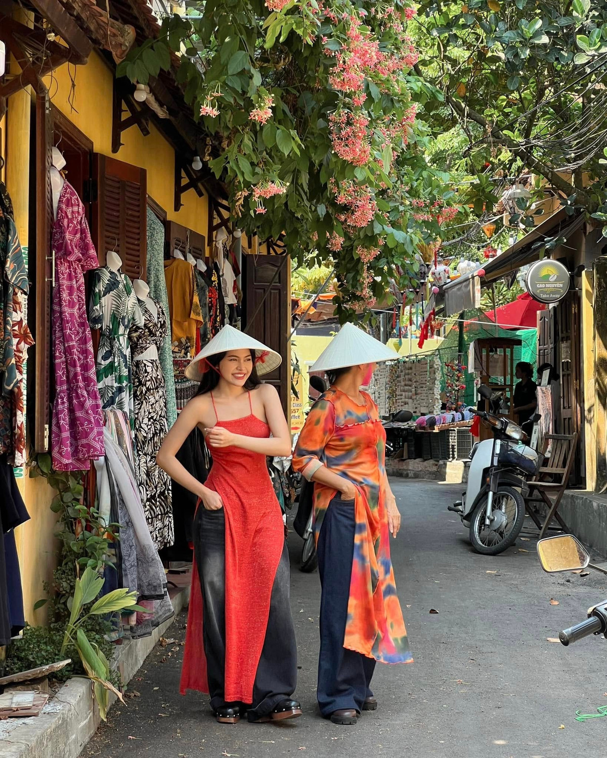 Những hình ảnh cô nàng đội nón lá đi dạo phố cổ Hội An từng khiến nhiều ngườ phải truy tìm danh tính trên các hội nhóm về trai xinh gái đẹp. (Ảnh: IGNV)