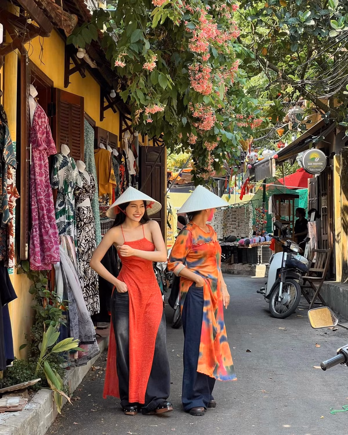 Những hình ảnh cô nàng đội nón lá đi dạo phố cổ Hội An từng khiến nhiều ngườ phải truy tìm danh tính trên các hội nhóm về trai xinh gái đẹp. (Ảnh: IGNV)