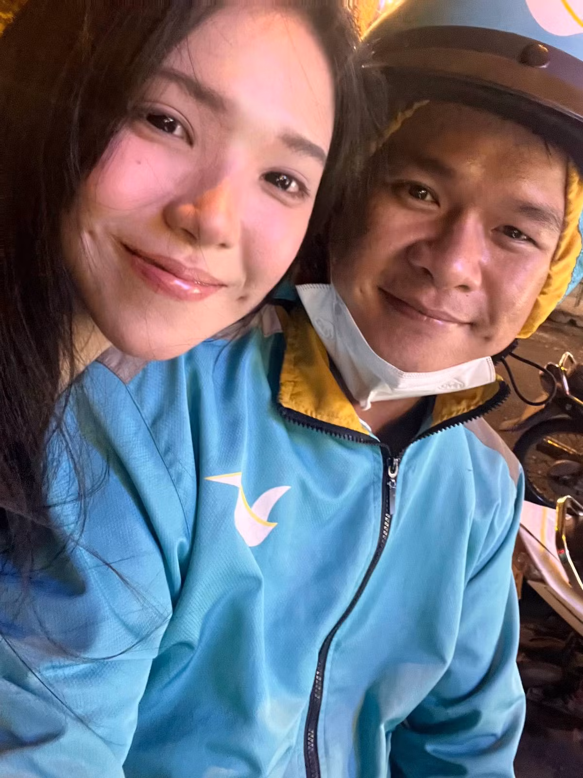 Mới đây trên mạng xã hội rôm rả chia sẻ bức ảnh của một cô gái - được cho là khách hàng chụp cùng anh tài xế xe ôm công nghệ. “Đáng yêu: giữa Sài Gòn hoa lệ, cô gái đi xe ôm thì tình cờ gặp đúng người giống mình đến lạ, cả hai liền chụp vội kiểu ảnh, xem lại mà nó giống thật”, những dòng chia sẻ ngay lập tức thu hút sự tò mò của cư dân mạng.