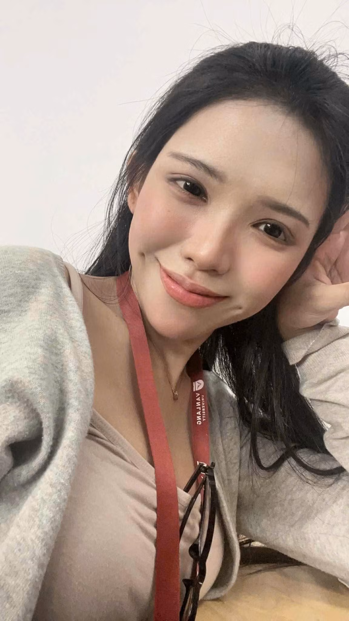 Chính cô gái trong tấm ảnh là người tự nhận thấy cả hai có nhiều điểm tương đồng trên gương mặt, ngỏ ý chụp một tấm ảnh rồi đăng tải lên TikTok, kèm chia sẻ: “Giữa thành phố vội vã tui và ảnh giống nhau lạ thường”.