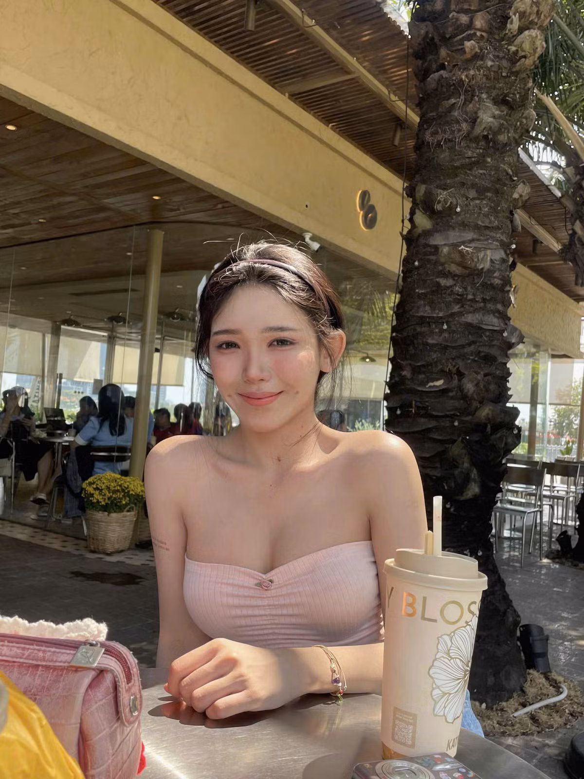 Ai nấy đều bình luận khen ngợi sự đáng yêu, dễ thương của cả hai và nhan sắc xinh đẹp của cô gái.