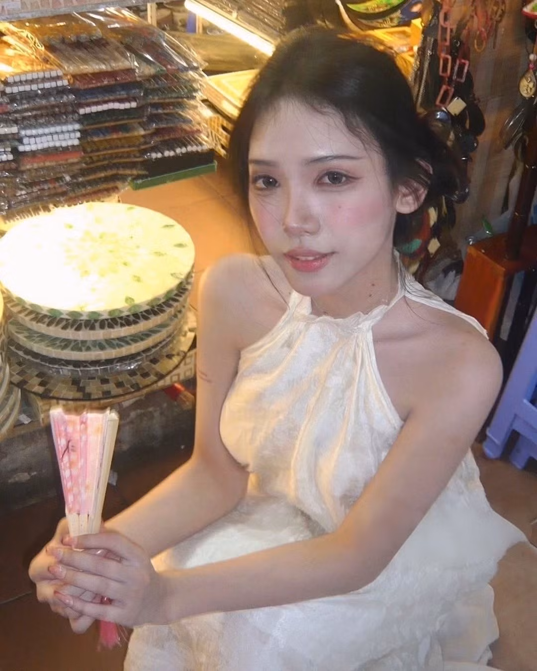 Được biết, cô gái có tên Khả Ân (19 tuổi, ở TP.HCM), hiện là sinh viên ngành Quan hệ công chúng của trường Đại học Văn Lang.