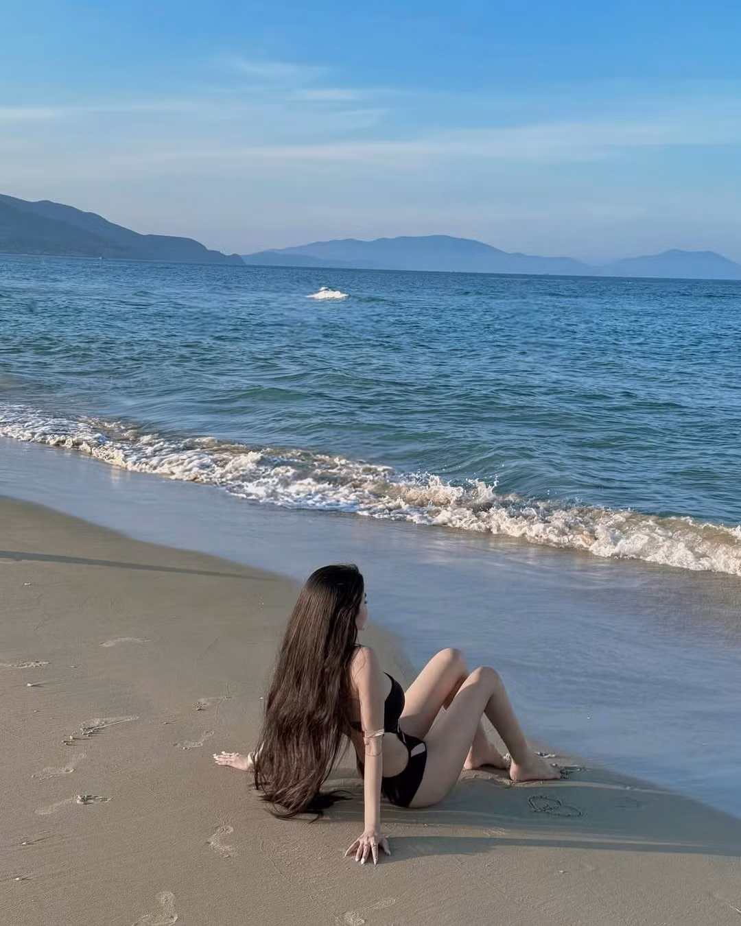 Điểm nhấn của bộ đồ là những đường cắt xẻ tinh tế, giúp tôn lên vòng eo thon gọn, bờ vai quyến rũ và những đường cong nóng bỏng.