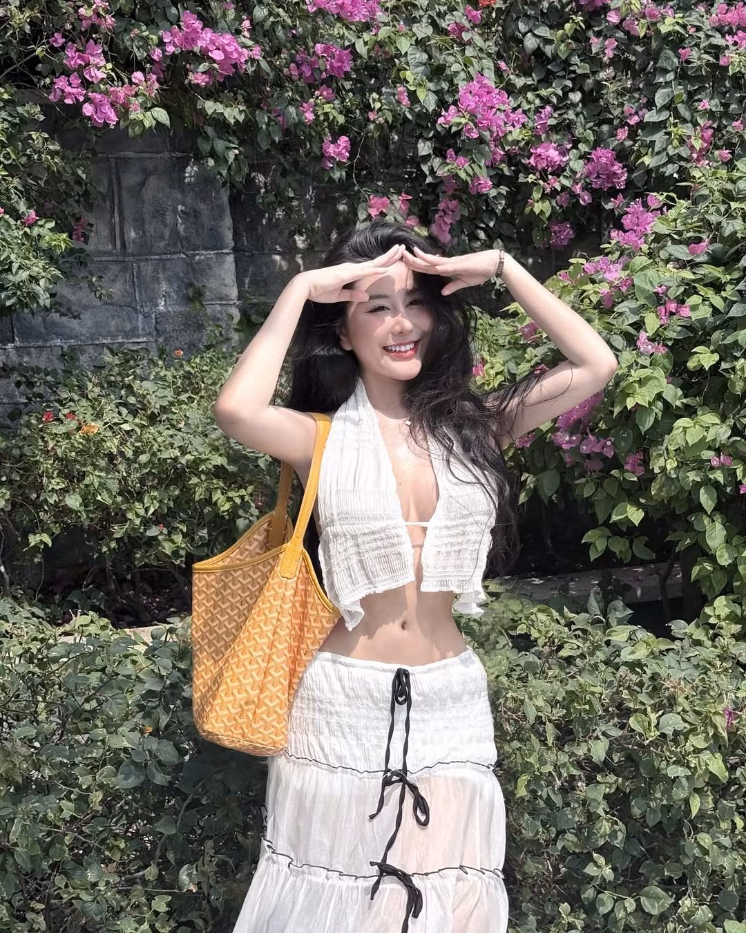 Không chỉ dừng lại ở bộ bikini hút mắt, Võ Ngọc Trân còn mang đến một phong cách đi biển khác với set đồ trắng tinh khôi. Cô diện áo crop top quây khoe eo thon kết hợp cùng chân váy dài, nhẹ nhàng và bay bổng, nhưng vẫn toát lên vẻ gợi cảm tự nhiên.