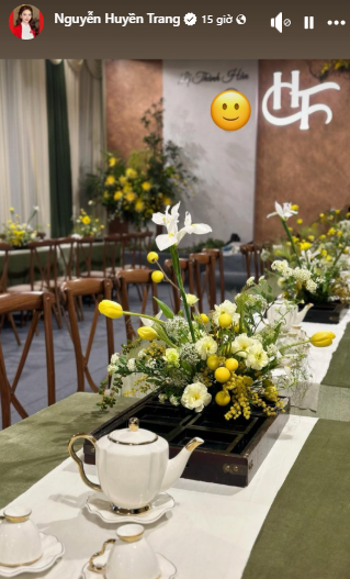 Trong một số story của Mù Tạt, có thể thấy lễ ăn hỏi được tổ chức trong không khí ấm cúng nhưng không kém phần chỉn chu, sang trọng. Không gian buổi lễ được trang trí chủ đạo bằng hoa tươi, tạo nên vẻ đẹp nhẹ nhàng, tinh tế.