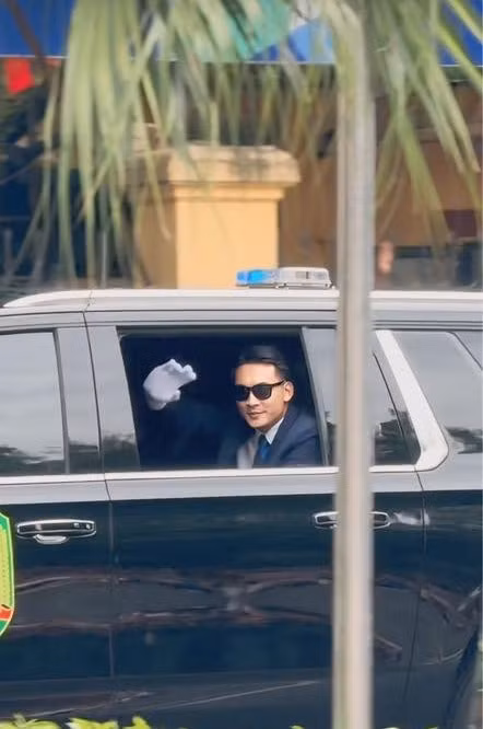 Trong những video được quay vội bằng cam thường, Phùng Thế Văn vui vẻ tương tác cùng với những người dân hai bên đường. Mặc dù không cần chỉnh sửa hay thêm hiệu ứng, nhan sắc điển trai "cực phẩm" của nam cảnh vệ khiến người nhìn phải xuýt xoa. (Ảnh: Tổng hợp)