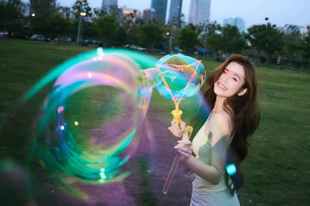 Điểm nhấn đắt giá nhất của bộ ảnh chính là nụ cười tỏa nắng của Hoàng Yến. Ánh mắt rạng rỡ cùng thần thái ngọt ngào của cô nàng như "rót mật" vào tim người đối diện. (Ảnh: IGNV)