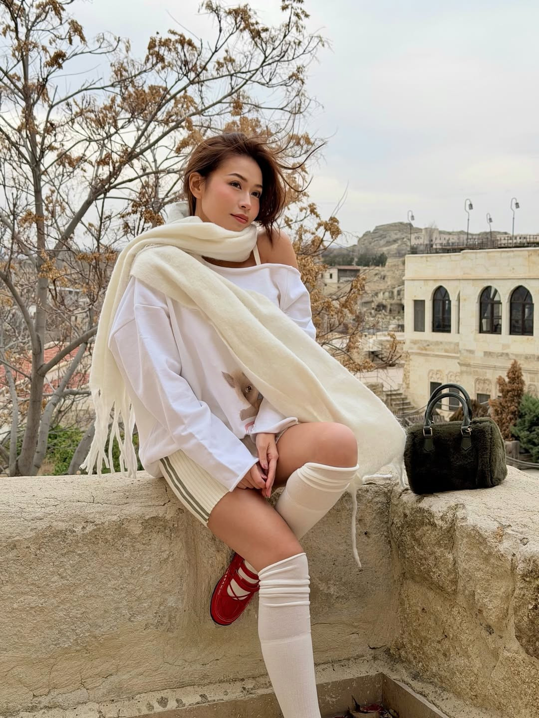 Bên cạnh việc chia sẻ kiến thức về mỹ phẩm, cô còn truyền cảm hứng về sự tự tin và yêu bản thân. Điều này giúp Nguyên xây dựng được một cộng đồng fan trung thành, những người không chỉ học cách làm đẹp mà còn học cách sống tích cực từ cô. (Ảnh: IGNV)