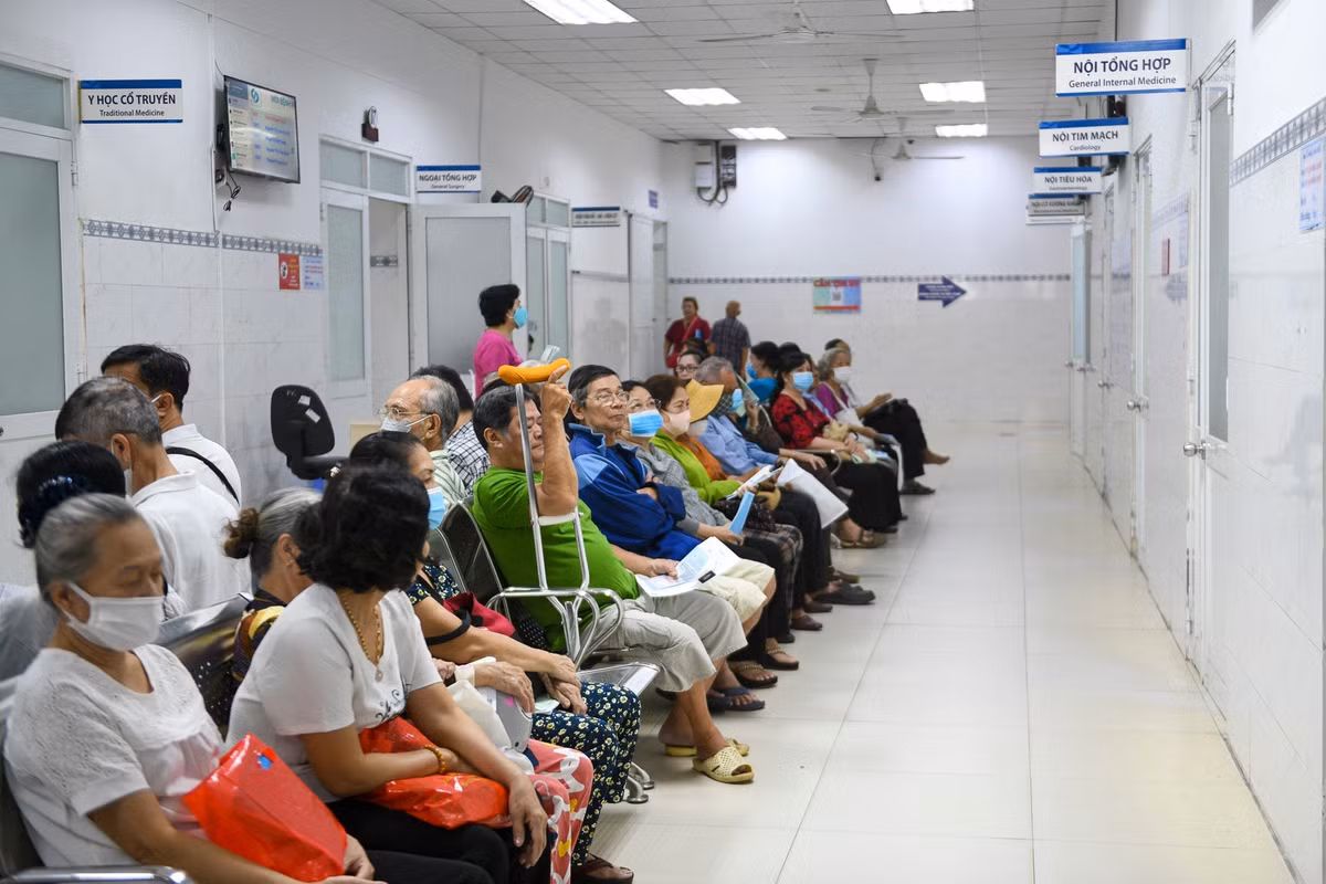 Không gian tại cơ sở mới rộng rãi, thoáng đãng. Luồng khám và cấp cứu được tổ chức hợp lý, tránh chồng chéo. Người bệnh dễ dàng di chuyển giữa các khu chức năng. Quy trình được thiết kế theo hướng lấy người bệnh làm trung tâm.