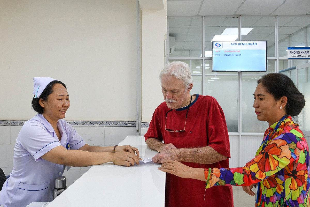 Không chỉ người dân trong nước, ngày càng nhiều người nước ngoài tìm đến khám chữa bệnh. Tháng đầu sau sáp nhập, bệnh viện tiếp nhận 217 lượt người bệnh quốc tế, tăng gần 89%. Những gương mặt đến từ nhiều quốc gia khác nhau xuất hiện trong khu chờ khám. Sự tin tưởng ấy là tín hiệu tích cực cho một cơ sở mới vận hành.