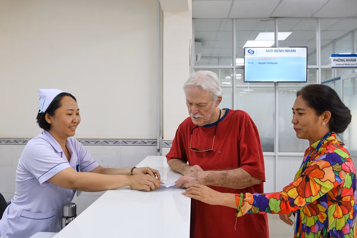 Không chỉ người dân trong nước, ngày càng nhiều người nước ngoài tìm đến khám chữa bệnh. Tháng đầu sau sáp nhập, bệnh viện tiếp nhận 217 lượt người bệnh quốc tế, tăng gần 89%. Những gương mặt đến từ nhiều quốc gia khác nhau xuất hiện trong khu chờ khám. Sự tin tưởng ấy là tín hiệu tích cực cho một cơ sở mới vận hành.