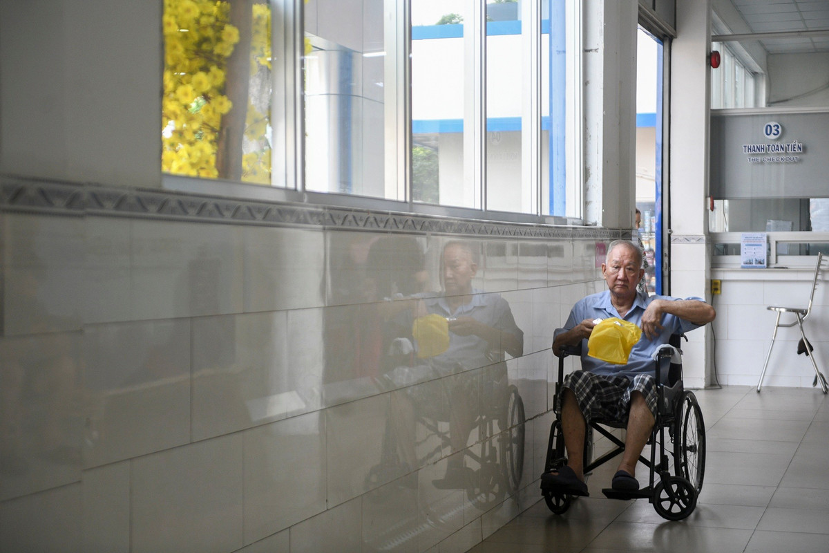 Trên hành lang sáng đèn, một bệnh nhân ngồi lặng trên xe lăn chờ đến lượt khám. Không gian rộng rãi, sạch sẽ giúp việc di chuyển thuận tiện hơn. Giữa nhịp vận hành khẩn trương, hình ảnh ấy gợi lên cảm giác an tâm và được chăm sóc kịp thời.