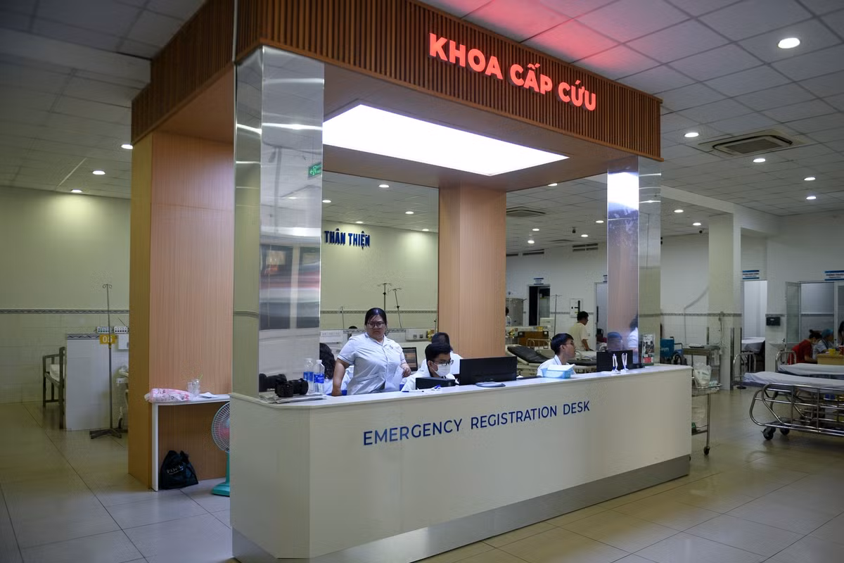 Chỉ trong tháng đầu, cơ sở 2 ghi nhận 1.014 ca cấp cứu, tăng 37% so với tháng 12. Lượng khám bệnh cũng đạt 14.304 lượt, tăng 35% so với cùng kỳ. Hành lang bệnh viện nhộn nhịp nhưng trật tự. Mỗi ca bệnh được tiếp nhận nhanh chóng, hạn chế thời gian chờ đợi.