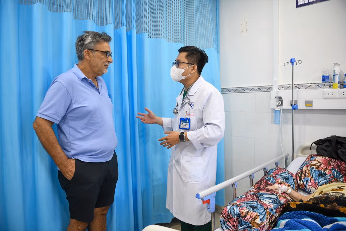 Bệnh viện sở hữu lợi thế lớn khi tọa lạc cạnh chợ Bến Thành và các điểm tham quan biểu tượng của thành phố. Chính nhờ vị trí đắc địa này, cơ sở thường xuyên đón tiếp một lượng lớn bệnh nhân là du khách thập phương và người nước ngoài đang lưu trú tại Việt Nam. Điểm cộng lớn nhất giúp cơ sở này ghi điểm tuyệt đối trong mắt khách quốc tế chính là đội ngũ y bác sĩ có chuyên môn cao và khả năng giao tiếp ngoại ngữ trôi chảy. Trong số các bệnh nhân quốc tế có hàng trăm lượt cấp cứu, điều trị nội trú. Mỗi ca mổ khép lại là thêm một lời cảm ơn. Những phản hồi 5 sao trên các nền tảng trực tuyến trở thành minh chứng rõ nét.