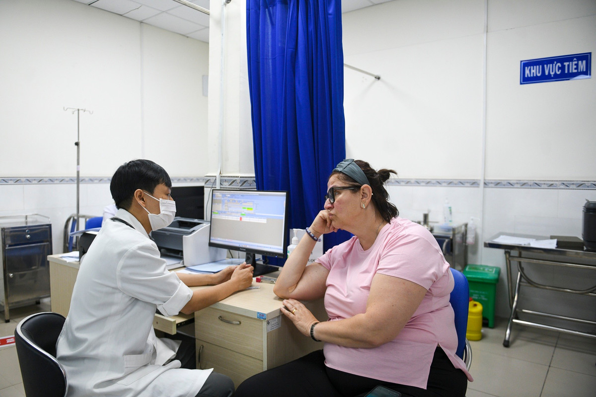 Điều người bệnh nhắc đến nhiều nhất là thái độ thân thiện, chuyên nghiệp của đội ngũ y tế. Khả năng giao tiếp tiếng Anh tốt giúp bác sĩ, điều dưỡng kết nối dễ dàng với bệnh nhân quốc tế. Sự tận tâm thể hiện từ khâu tiếp nhận đến khi trao hồ sơ sau xuất viện.