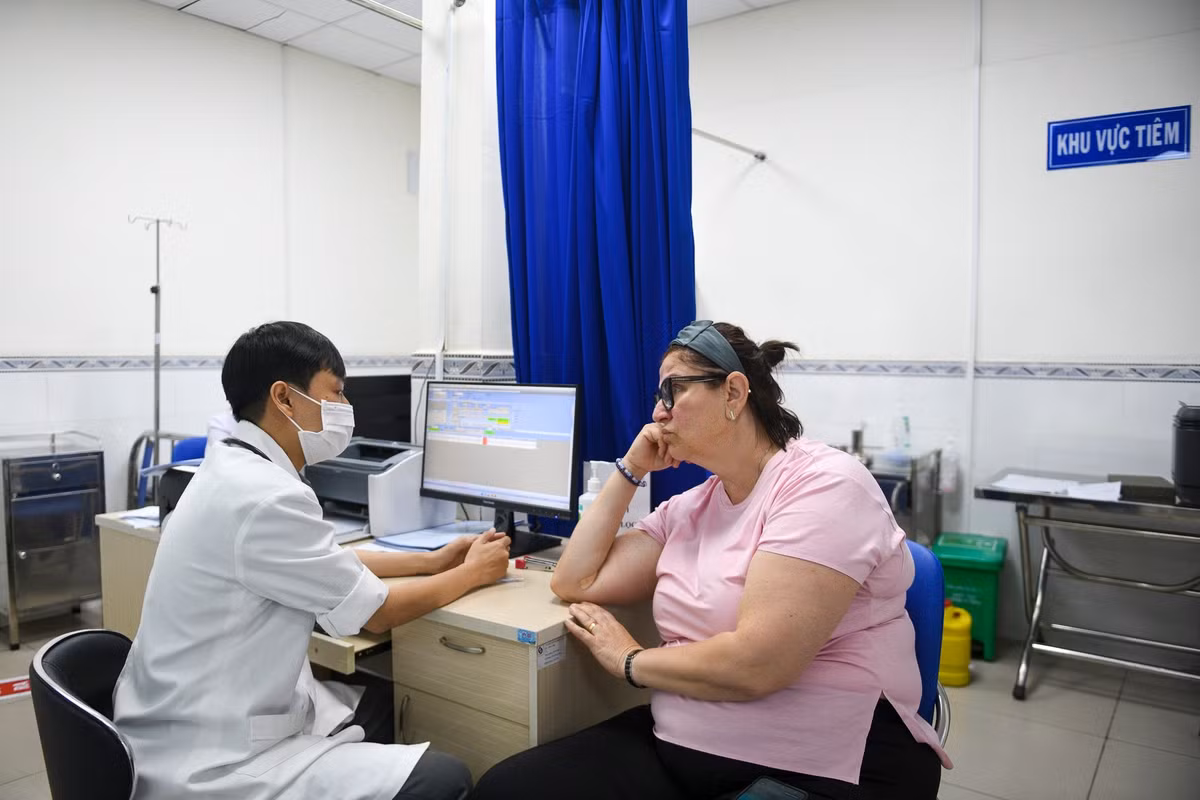 Điều người bệnh nhắc đến nhiều nhất là thái độ thân thiện, chuyên nghiệp của đội ngũ y tế. Khả năng giao tiếp tiếng Anh tốt giúp bác sĩ, điều dưỡng kết nối dễ dàng với bệnh nhân quốc tế. Sự tận tâm thể hiện từ khâu tiếp nhận đến khi trao hồ sơ sau xuất viện.