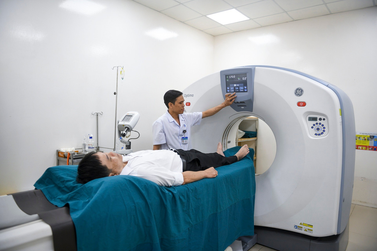 Cơ sở 2 không chỉ dừng ở khám chữa bệnh thông thường. Trong tháng đầu tiên, các bác sĩ đã thực hiện an toàn nhiều ca bệnh phức tạp như ERCP kết hợp cắt túi mật nội soi trong cùng một thì. Phẫu thuật nội soi điều trị ung thư tiêu hóa, phẫu thuật đa chấn thương, tán sỏi thận qua da ít xâm lấn, thay khớp háng toàn phần cho người cao tuổi và các kỹ thuật giảm đau đa mô thức hiện đại.